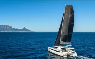 قارب Leopard 52.. مرونة تصميم غير مسبوقة على سطح الماء 