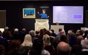 لوحة إيف كلاين "كاليفورنيا" تحطم رقمًا قياسيًا بمزاد كريستيز