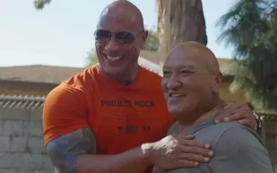 دواين جونسون يهدي معجبًا 100 ألف دولار وشاحنته "فورد" (فيديو)