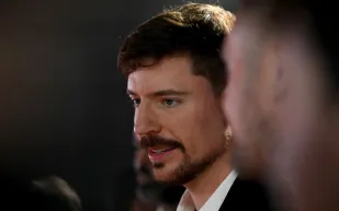 فيديو من الماضي يهز العالم.. رسالة مستر بيست لنفسه قبل المجد