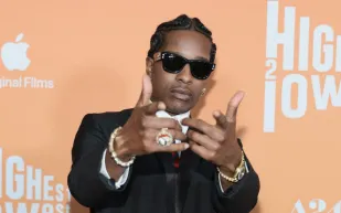 آيساب روكي يحتفل بعيد ميلاده الـ37 برمزية وأناقة وكعكة استثنائية