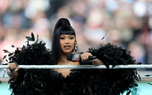 كاردي بي تجمع بين الموسيقى والتكنولوجيا وتدخل موسوعة غينيس