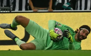 إصابة أليسون تضيف تحديات جديدة للريدز قبل مواجهة تشيلسي