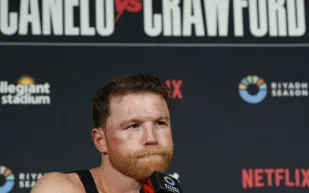 تطور صادم يثير الشكوك حول مستقبل  الملاكم كانيلو ألفاريز في الحلبة