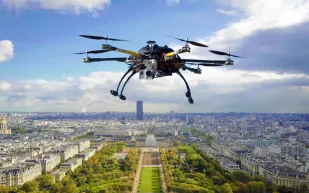 سباق من نوع خاص بين أسرع درون في العالم وسيارات فورمولا 1.. لمن الغلبة؟