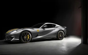 نسخة نادرة من فيراري 812 كومبيتيتسيوني تباع في مزاد بأكثر من مليون دولار