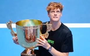 جاننيك سينر يتوج بلقب الصين المفتوحة بعد فوز ساحق على ليرنر تيان