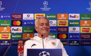 مورينيو يحرج مذيعة على الهواء ثم يتدارك الموقف بلقطة طريفة