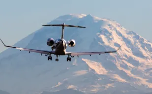 حادث تصادم بين طائرتين لدلتا أثناء المناورة على ممر الهبوط في لاجورديا (فيديو)