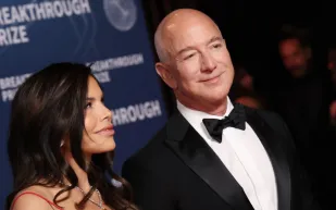 جيف بيزوس ولورين سانشيز يخطفان الأنظار في إيطاليا 