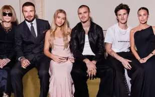 في أسبوع الموضة بباريس.. ديفيد بيكهام يحتفل بإنجازات زوجته فيكتوريا