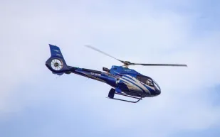  لقطات صادمة تكشف لحظة سقوط مروحية على سيارة في مطار بانكستاون