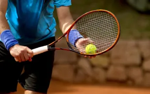 لماذا يجب حمل كرة تنس في حقيبة اليد أثناء السفر الجوي؟