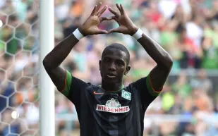 صدمة في هولندا: نجم الطواحين السابق ينجو بأعجوبة من حادث سير خطير (صور)