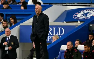 بعد الخسارة أمام تشيلسي: اعترافات صادمة لمدرب ليفربول عن أداء محمد صلاح المخيب