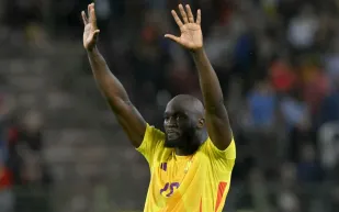 روميلو لوكاكو يكشف تفاصيل دخوله في مشاجرة مع أحد أولياء الأمور خلال مباراة لابنه