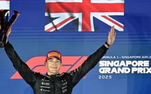 جورج راسل يقود مكلارين للفوز ولقب الصانعين في فورملا 1