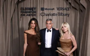 دوناتيلا فيرساتشي تمتدح جورج وأمل كلوني في حفل ألبايز 2025