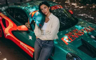 سيارات المشاهير تتحول إلى لوحات فنية.. ترف يروي قصصًا شخصية