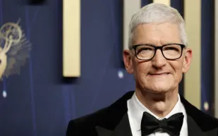 تيم كوك يحيي ذكرى ستيف جوبز ويكشف عن إرثه الخالد