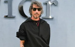 بيرباولو بيتشولي يفتتح أسبوع الموضة بإطلالة سوداء وساعة كاسيو