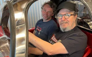 غاري أولدمان يحتفل بعيد ميلاده بسيارة Runge RS اليدوية الفريدة (فيديو)