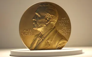 كم تبلغ مكافأة جائزة نوبل لعام 2025؟