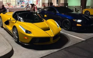 قيمة 7 ملايين دولار.. ظهور نادر لفيراري LaFerrari Aperta في شوارع أمريكا (فيديو)