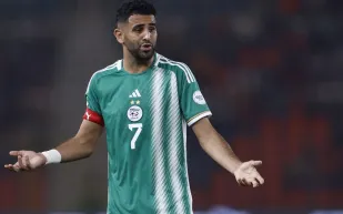 رياض محرز يكشف سرّ غرفته الخاصة مع الجزائر منذ 11 عامًا