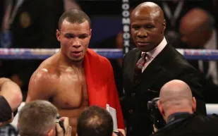 حضور كريس يوبانك الأب يشعل حماس الجماهير قبل مواجهة الإعادة ضد كونور بن