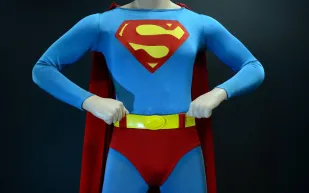 مزاد علني لزي سوبرمان الأيقوني لكريستوفر ريف مقابل ثمن ضخم