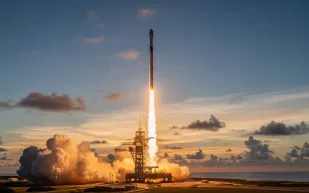 سبيس إكس فالكون 9 يُحطم رقمًا قياسيًا جديدًا في 2025