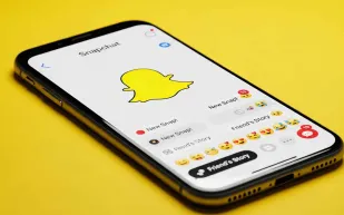 مفارقة سناب شات.. لماذا يمنع شبيغل الشاشات عن أطفاله؟