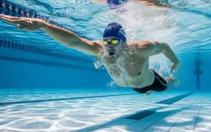 هل يمكن للسباحة والأوميغا-3 أن تنقذ ابتسامتك؟