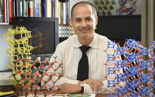 بعد انضمامه إلى عظماء نوبل: عمر ياغي.. الكيميائي الذي حصد الماء من الهواء