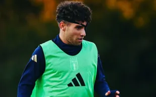 لماذا ظهر لاعبي منتخب إيطاليا للشباب بـ"رقعات عين القراصنة" في التدريبات؟