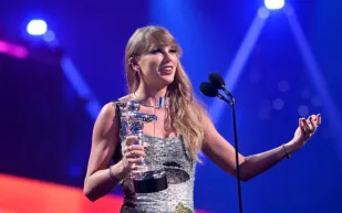 تايلور سويفت تكشف عن خططها الفنية وترد على شائعات الاعتزال