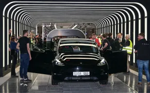 تسلا تقدم نسخًا ميسورة لموديلات Y و3.. لكن الأسعار أثارت الجدل