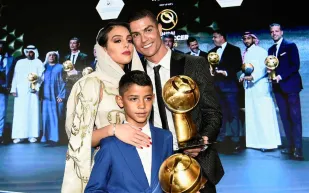 في أحدث ظهور له: كريستيانو جونيور يتناول الكبسة السعودية (صورة)