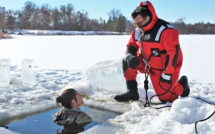 يعزز المزاج والتركيز: الخبراء يوضحون الطريقة الصحيحة لتجربة الغطس البارد