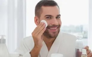 خبيرة تجميل نجمات هوليوود تكشف: روتين بسيط لنضارة بشرة الرجال 