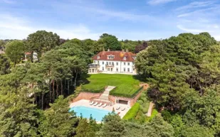 آدم لالانا يعرض قصره “مولبيري هاوس” للبيع بهذا السعر