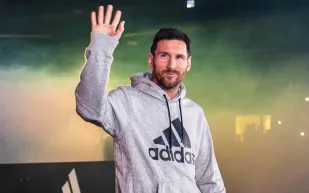  ليونيل ميسي يتألق في إعلان أديداس الجديد برفقة نجوم المستقبل