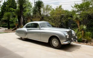 تحفة نادرة من بنتلي تعود للمزاد بعد رحلة بين ثلاث قارات (فيديو)