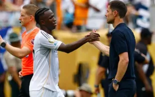 بعد جدل الكلاسيكو.. ألونسو يوضح موقفه من اعتذار فينيسيوس