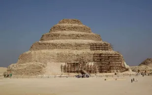 التراث في خطر: لوحة مصرية نادرة تختفي من مخزن أثري بسقارة