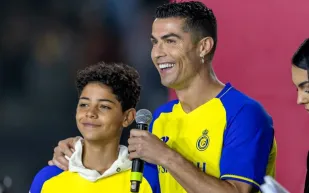 بحضور جدته.. كريستيانو جونيور يبدأ مشواره مع منتخب البرتغال تحت 16 عامًا (فيديو)