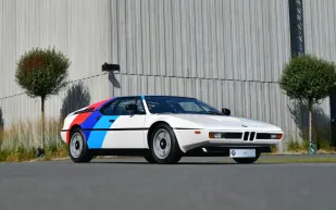 BMW M1 موديل 1980: سيارة كلاسيكية نادرة تسرق الأضواء في مزاد ميونيخ (فيديو)