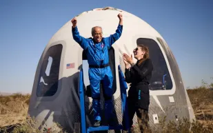 بعد 60 عامًا من الانتظار.. إد دوايت يعانق الفضاء أخيرًا (فيديو)