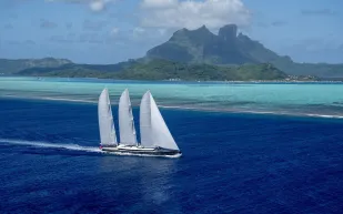 Trident 810.. أحدث يخوت رويال هوسمان الفاخرة بتصميم هجيني متطور